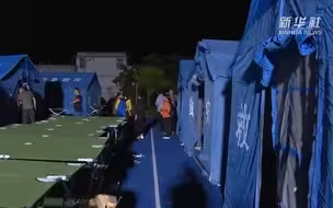 雅安震后首个深夜：各方力量极速驰援 受灾群众得到妥善安置