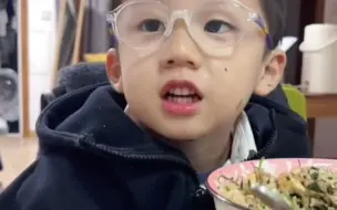 萌娃妈妈问为什么选她做妈妈 萌娃高能反问 网友：小小年纪 思路如此清奇