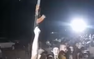 疯狂的“婚礼”！在叙利亚反对派武装朝天开枪庆祝却没拿稳