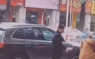 #南宁街头一对男女互相往身上泼油，目击者称为花生油，最终两人一同驾车离开