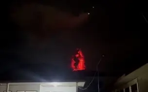 印尼伊布火山多次喷发 现场：喷出鲜红火柱 如“索伦之眼”