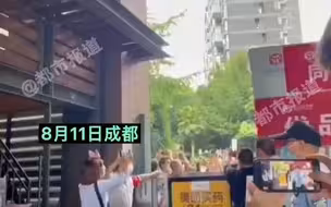都市报道【隔着屏幕都开心！小区终于解封 ，居民高喊倒计时 往外冲！ 】