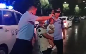 萌娃不慎走失 民警帮其找到家人
