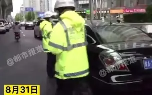 都市报道【违停车主请注意！郑州交警正在贴条，长时间不挪车将拖走！】