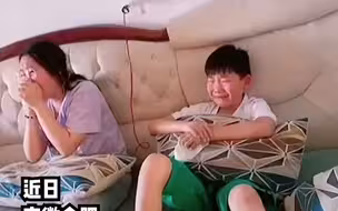 4个孩子在家看战争主题电影，看到革命前辈牺牲一幕伤心落泪，网友：最好的爱国主义教育！