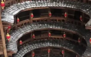 男子用8天时间 把大鱼海棠土楼搬进鱼缸