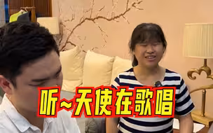 盲人女孩伴奏下演唱《你啊你啊》，歌声纯净清澈如天籁