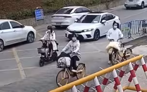 女生路过海警局向执法员敬礼，海警执法员看见后回敬举枪礼！