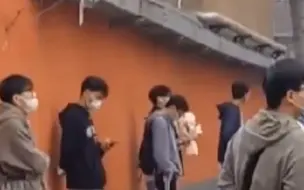 教资考场外都是男生在等待，捧着鲜花抱孩子，网友直呼男人太难了