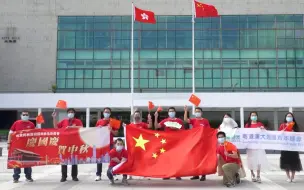 香港青年身披国旗绕跑九龙半岛 多区快闪唱国歌庆双节