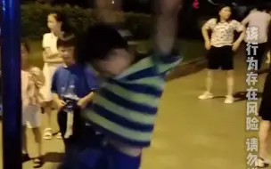 小男孩手抓健身器材360度旋转 转出残影 停下来后还不晕 “这是航天员的好苗子”