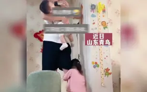 奶爸一人带俩娃喂奶荡秋千两不误：体会到了妻子带娃不易
