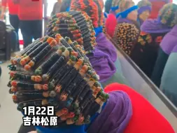临近春节大妈排队烫头，满屋都是等待拆杠的，“大妈们都喜欢，追着问在哪烫的”