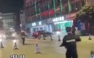 撞坏护栏、冲向药店！ #一司机疑似醉驾强行闯卡逃跑 ，被多名交警围堵