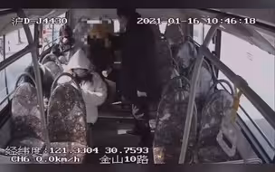 上海男子拒戴口罩还殴打公交车司机 ，司机已报警，案件正在处理中。
