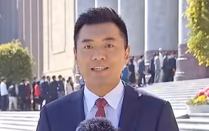参加今天记者见面会的记者们正在排队进入人民大会堂