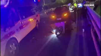紧急！男子醉酒骑车掉入河中 消防公安合力救援