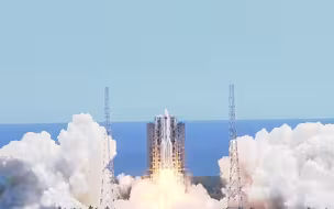筑梦“天宫”！问天实验舱点火发射瞬间 观众隔岸摇旗相送