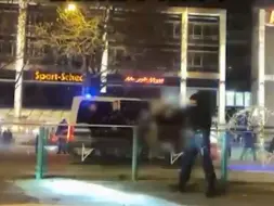 德国一市集发生车辆冲撞人群事件致2死68伤，人群四散逃离，警察持枪与司机对峙