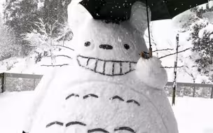哥斯拉、龙猫、小黄人...国内外网友为堆雪人各出奇招！