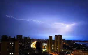难眠之夜！武汉深夜强降水来袭：电闪雷鸣如白昼，狂风暴雨齐聚