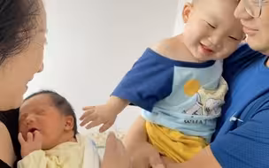 哥哥初次见到刚出生的弟弟 背过脸去偷偷伸小手 害羞的样子萌翻了