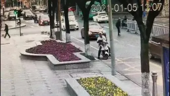 浦江：拄拐老人停留马路  外卖小哥背他过马路