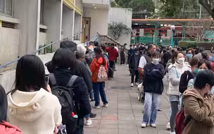 记者现场直击：屯门检测中心爆满 多个大厦纳入强制检测 之字形人龙绕检测中心数周
