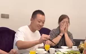 儿子当兵3年都没回家，突然出现在餐桌前，妈妈的反应让人破防