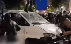 骚乱中的法国 市民拿着武士刀“保卫”私家车