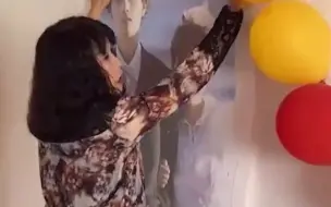 妈妈把远嫁女儿的婚礼迎宾照拿回家，挂到最显眼的地方