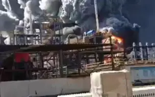 浙江衢州一化工企业突发大火 现场黑烟滚滚遮天蔽日
