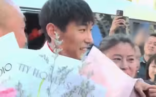 亚运田径冠军陈佳鹏，见到妈妈第一件事：把金牌挂到妈妈脖子上