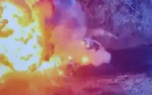 俄军无人机精准击中乌军步兵战车：现场瞬间剧烈爆炸 火光四溅