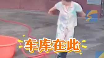 女子在自家院内“无实物”练习倒车入库