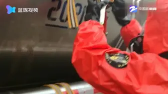 槽罐车载20余吨二氯丙烷在国道上泄漏 消防紧急处置