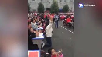 学生们台上跳舞 老师台下双膝跪地领舞