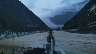 大水漫上都汶高速单坎梁子隧道 汶川往成都需绕行