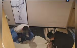 自投罗网！男子酒店发小卡片塞进警察房间被当场抓获