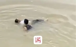 近日，江西抚州，现役军人彭棚回家探亲时，发现一位老人落水。危急时刻，他立即跳进水中，将老人救上岸。致敬中国军人！  #全国广电新媒体集结发光