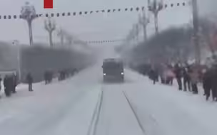 热血沸腾！雪中奔马 送君出征！ 牧民在雪中骑马追赶车队 送结束训练的中国越野滑雪国家队出征