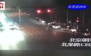 白色小客车心急右转，旁边车辆避让不及