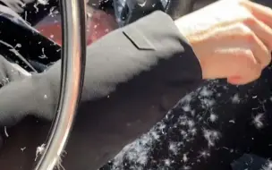 女子打车时羽绒服意外爆了，车里沸沸扬扬全是绒，女子：车费13给了50，让师傅洗个车