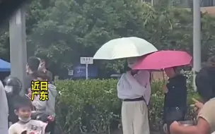 小男孩与流浪汉的互动，猜拳后的相视一笑很温馨
