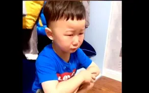 小朋友嫌送妈妈的礼物寒酸大哭 他究竟送了啥？