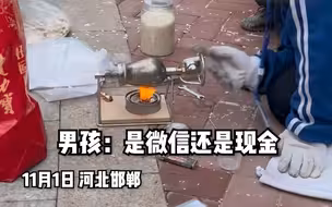 男孩小区内摆摊卖自制爆米花，顾客：看爆米花器具以为是摆着玩的没想到一包量还挺大。