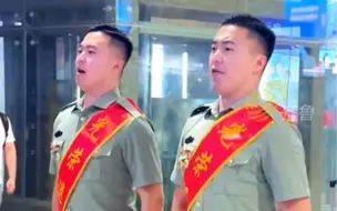 欢迎回家！双胞胎兄弟退役返乡，全家60多人组团接站，一起出生，一起保卫祖国！#全国广电新媒体集结发光