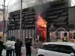 大连市沙河口区某舞厅发生放火案，嫌疑人当场死亡，3名员工受伤