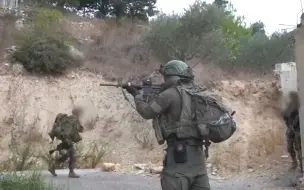 以军公布在黎巴嫩境内地面开展军事行动画面：士兵持枪列队行进
