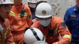 心疼！消防员背15斤重空气呼吸器管道救人，7小时爬出后瞬间虚脱倒地。